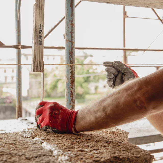 Da generazioni, costruiamo abitazioni con un'idea semplice ma potente: la casa è il luogo dove si respira la vita.
